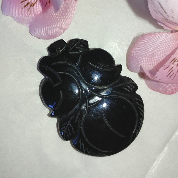 BLACK ONYX CARVED PEACH FRUIT DESIGN PENDANT - GENUINE ONYX - Picture 3 of 3